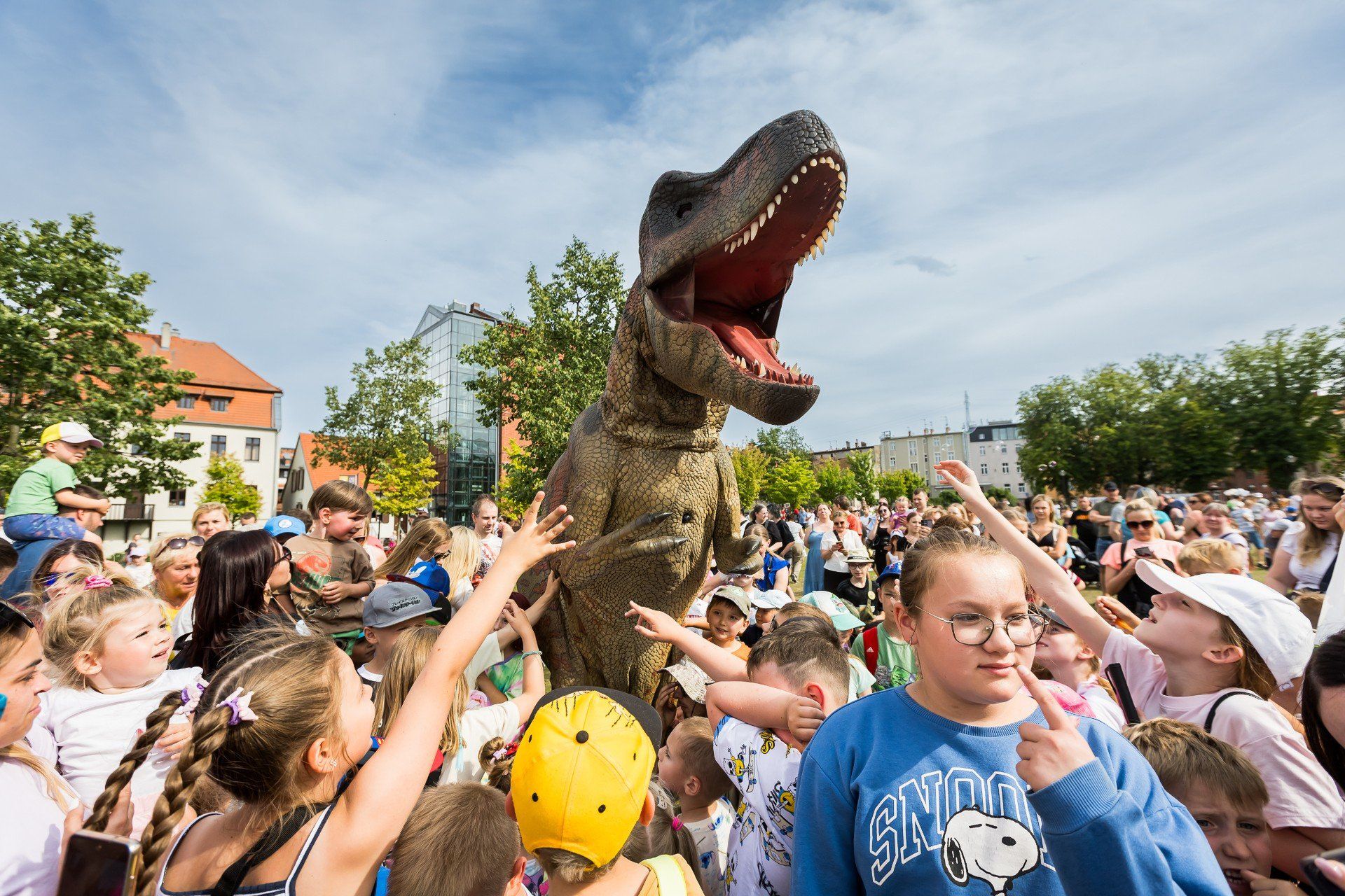 Festiwal Dinozaurów, który odbył się w Bydgoszczy w sobotę (5 lipca), był dla uczestników okazją do odkrywania zapomnianego, prehistorycznego świata. Młodzi poszukiwacze przygód odwiedzili strefę wykopalisk i zapoznali się z gatunkami poszczególnych dinozaurów (w tym popularnego T-Rexa).