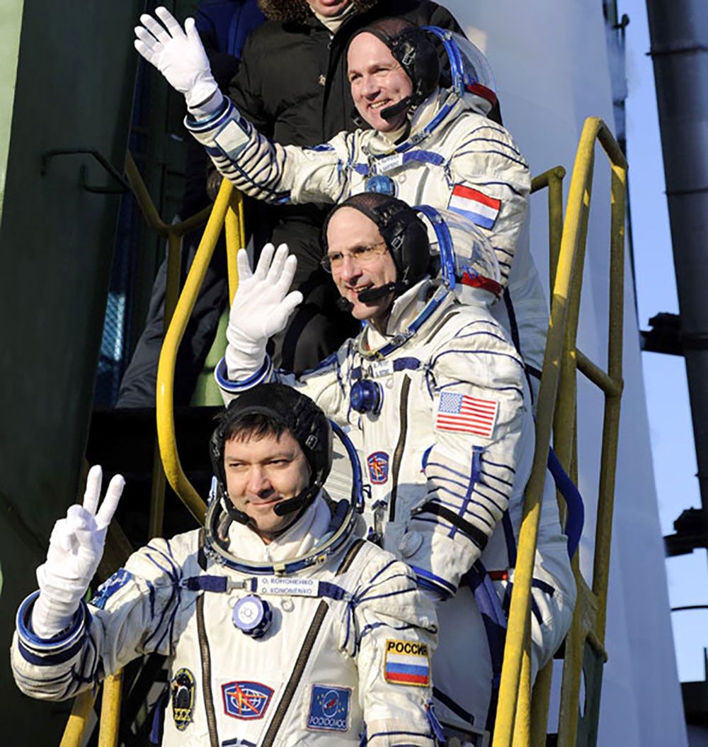 Astronauci przed wjechaniem na szczyt rakiety ostatni raz machają swoim bliskim. Źródło