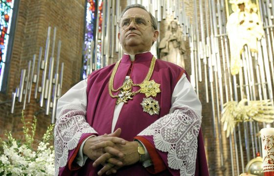"Wyborcza" musi przeprosić rodzinę ks. Jankowskiego. Mamy odpowiedź Agory