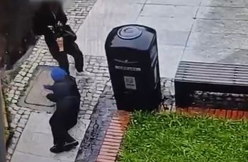 Kowary: W biały dzień wyrwał torebkę 83-latce. Poszkodowana odniosła obrażenia