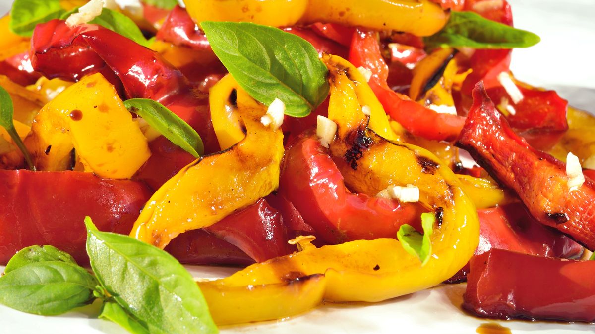 Sałatka z pieczonej papryki zachwyci każde podniebienie