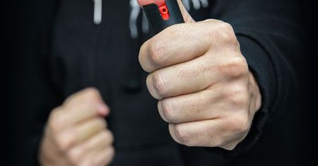 Ukradł ze sklepu 5 czekolad i potraktował pracowników gazem. Szuka go policja