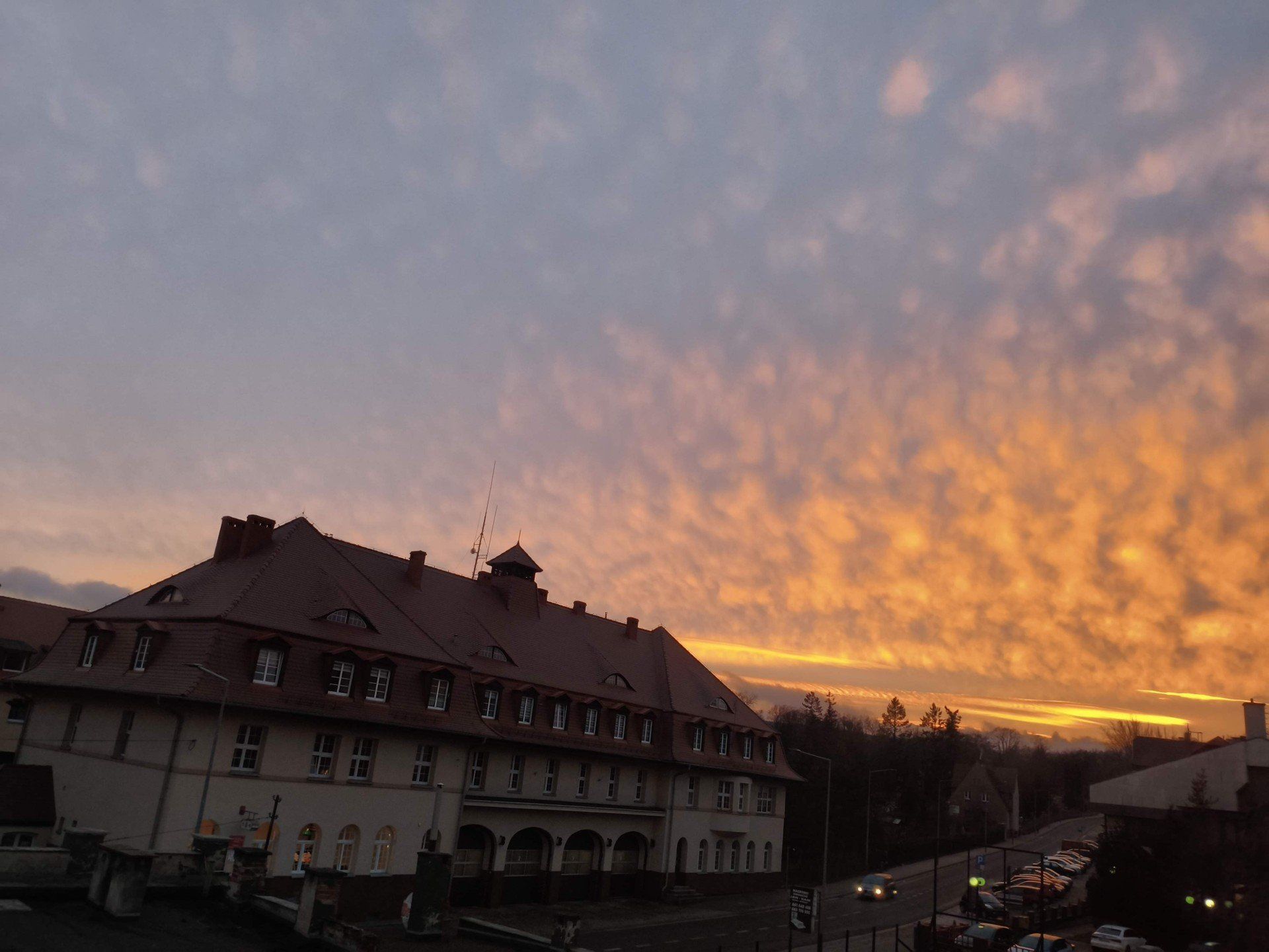 Stranger Things? Nie, to niesamowite wieczorne niebo nad Dolnym Śląskiem