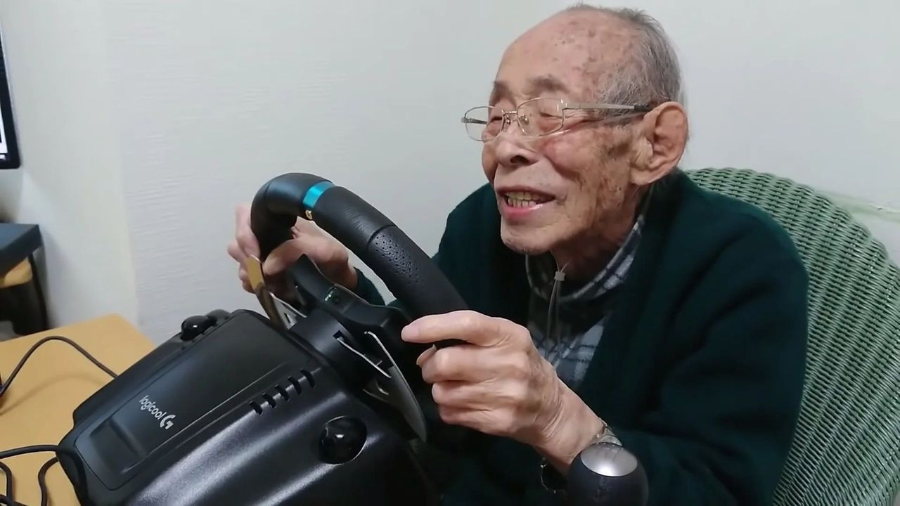 Ma 93 lata. Jego hobby? Gry wyścigowe