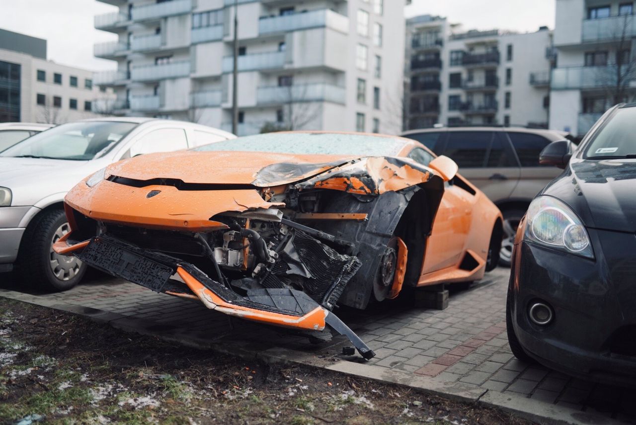 Uszkodzone lamborghini porzucone w Warszawie. Z każdym dniem jest go coraz mniej