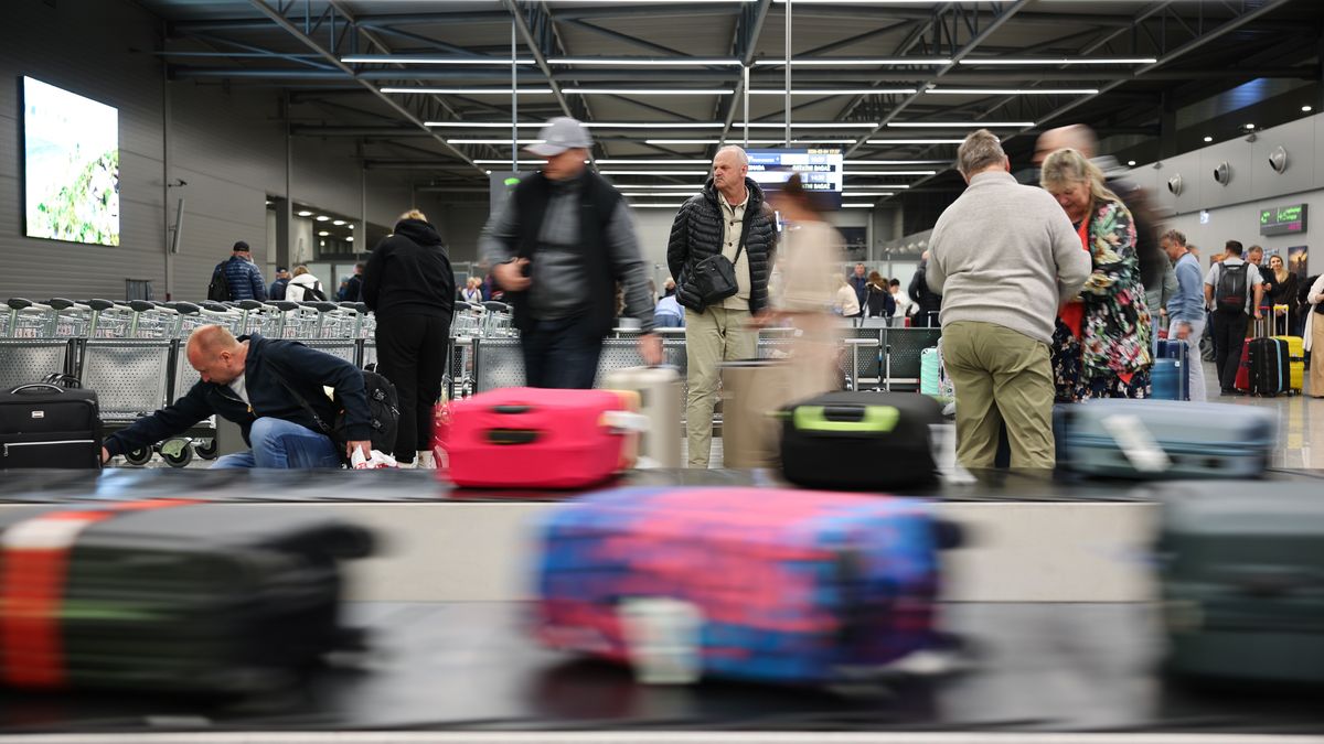 przylot ewakuowanych turystów
Pyrzowice, 04.03.2026. Przylot Polaków ewakuowanych z Omanu na lotnisko w Pyrzowicach, 4 bm. Samolot linii Enter Air zabrał do Polski klientów biura podróży Itaka, którzy spędzali wakacje w Omanie i utknęli w tym kraju z powodu działań wojennych w regionie Zatoki Perskiej. (jm) PAP/Art Service
Art Service
bliski wschód, ewakuacja, lotnisko, Międzynarodowy Port Lotniczy Katowice im. Wojciecha Korfantego, MPL, na bliskim wschodzie, pasażerowie, wojna