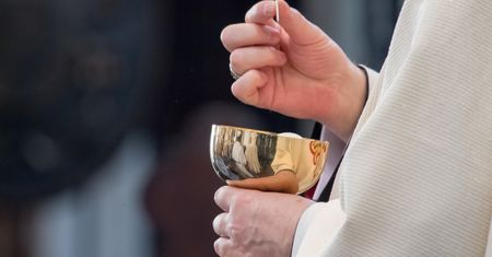 Koronawirus. Polska. Limanowa. Sanepid szuka osób, które przyjęły komunię św. i pasażerów busa