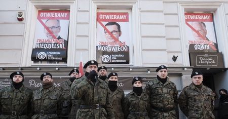Antyszczepionkowcy nałożyli mundury Wojska Polskiego. Ludzie zdziwieni