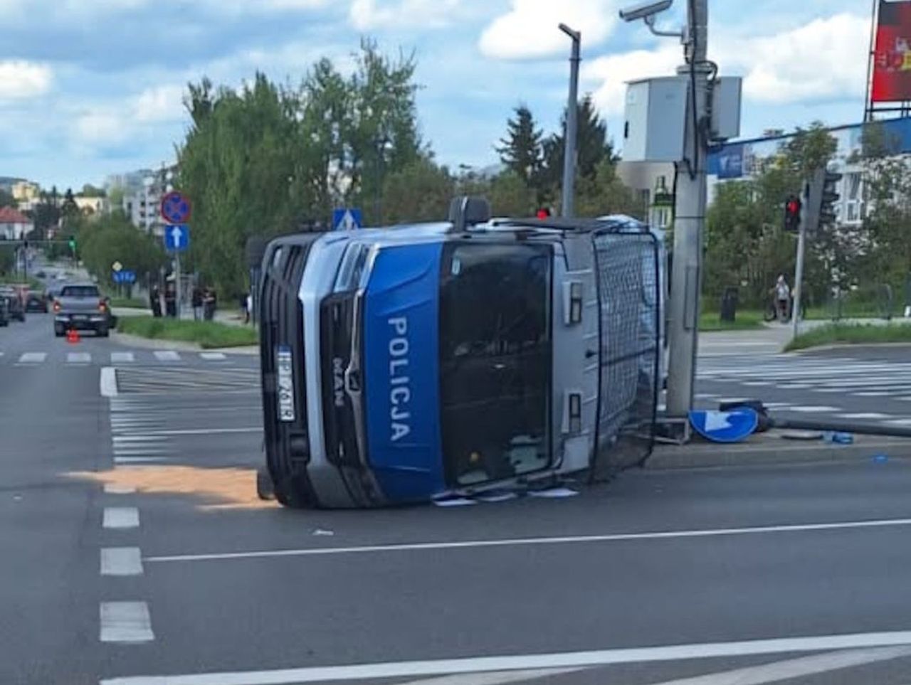 Olsztyn: Radiowóz na sygnale staranowany na skrzyżowaniu. W wypadku poszkodowana została policjantka