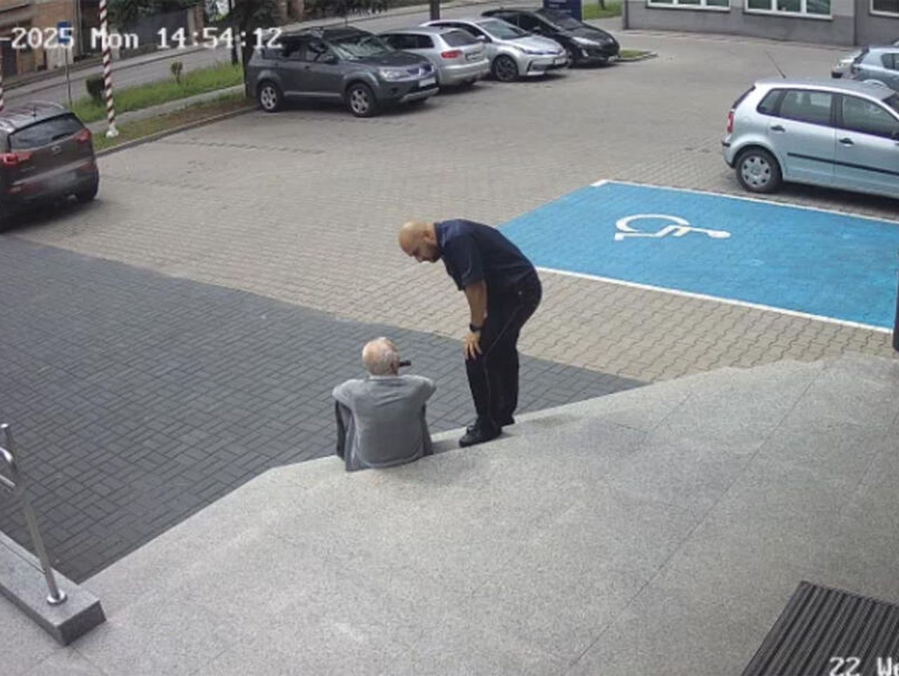 Jędrzejów: 89-latek zasłabł przed komendą. Od razu pomogli mu policjanci