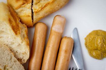 Można jeść surowe parówki? Eksperci nie mają wątpliwości