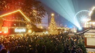 Poznań: Tłumy na jarmarku na placu Wolności w sobotni wieczór