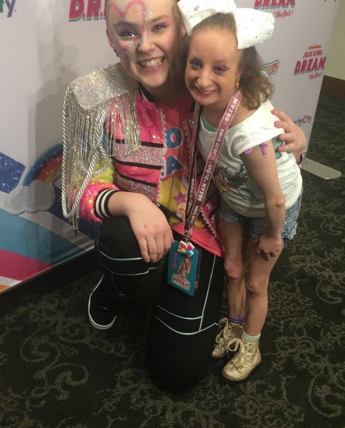 Mimo wyzwań, 29-latka spełnia swoje marzenia