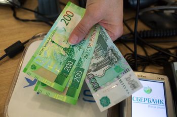 Rosjanie masowo wypłacają gotówkę. Banki się niepokoją