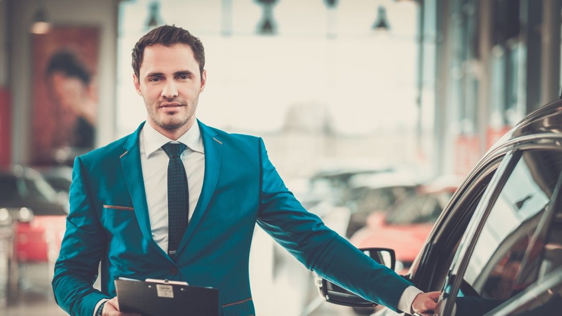 Człowiek sprzedający samochód