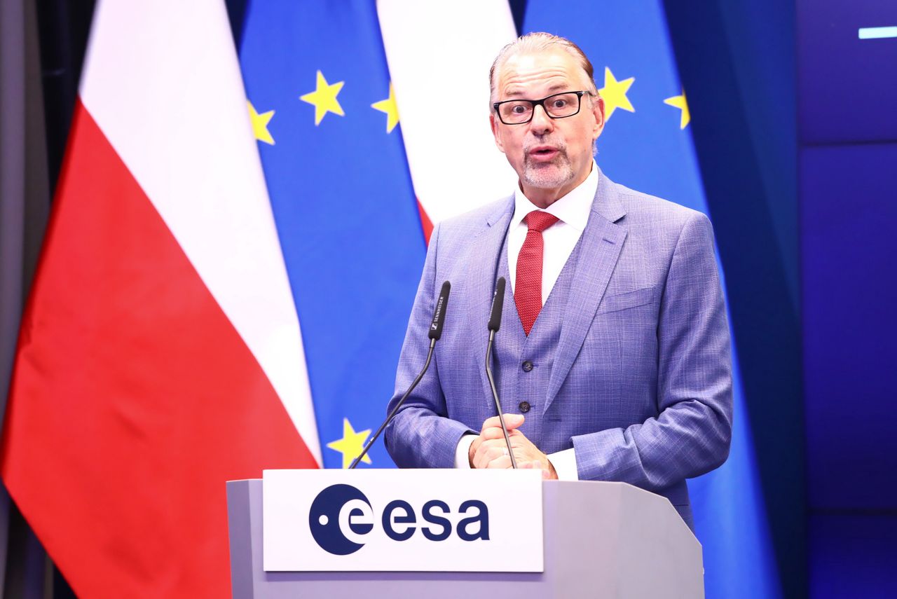 Warszawa, 29.08.2023. Dyrektor generalny Europejskiej Agencji Kosmicznej dr Josef Aschbacher podczas konferencji o polskim sektorze kosmicznym w Ministerstwie Rozwoju i Technologii w Warszawie, 29 bm. (ad) PAP/Tomasz Gzell