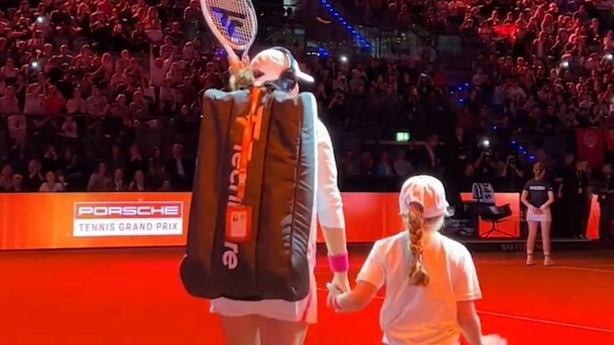 Iga Świątek wychodząca na kort w Stuttgarcie