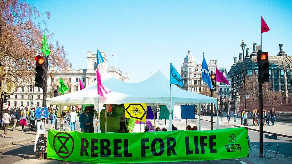 Ekolodzy z Extinction Rebellion głodują  przed siedzibą TVP