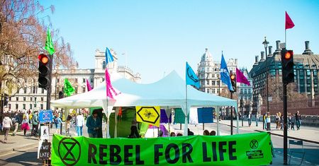 Ekolodzy z Extinction Rebellion głodują  przed siedzibą TVP