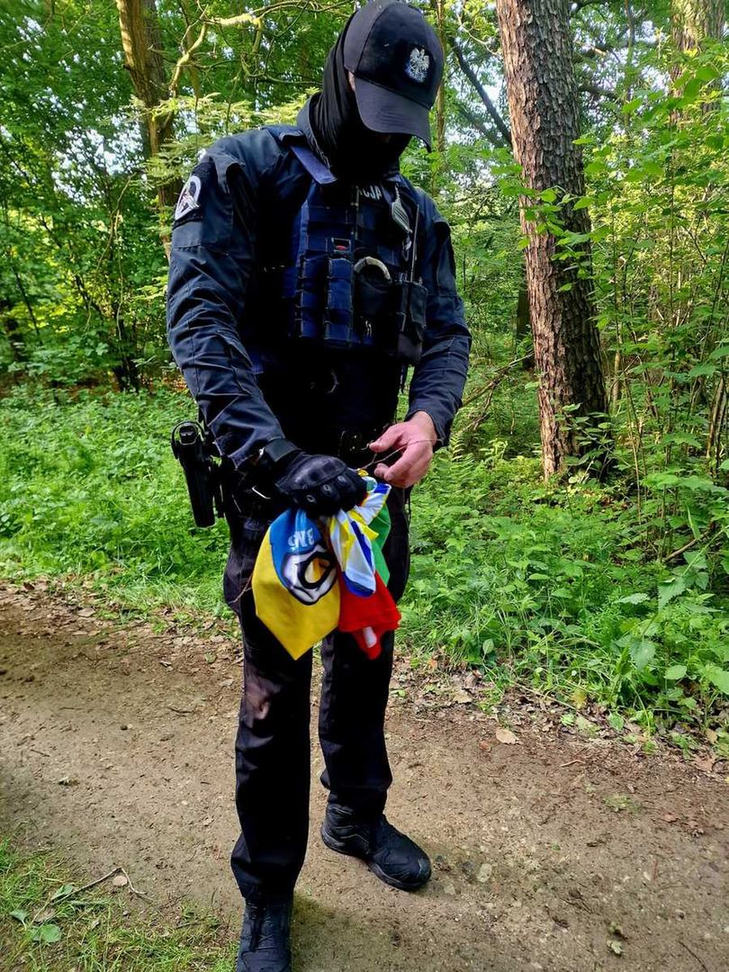 Kaliscy policjanci udaremnili „ustawkę” pseudokibiców – zatrzymano 23 osoby