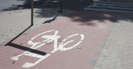 Warszawa. Samochód zderzył się z rowerem za 70 tys. zł