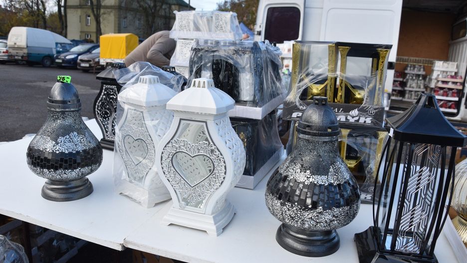 Producenci prześcigają się na atrakcyjne formy zniczy, by skusić klientów do zakupu