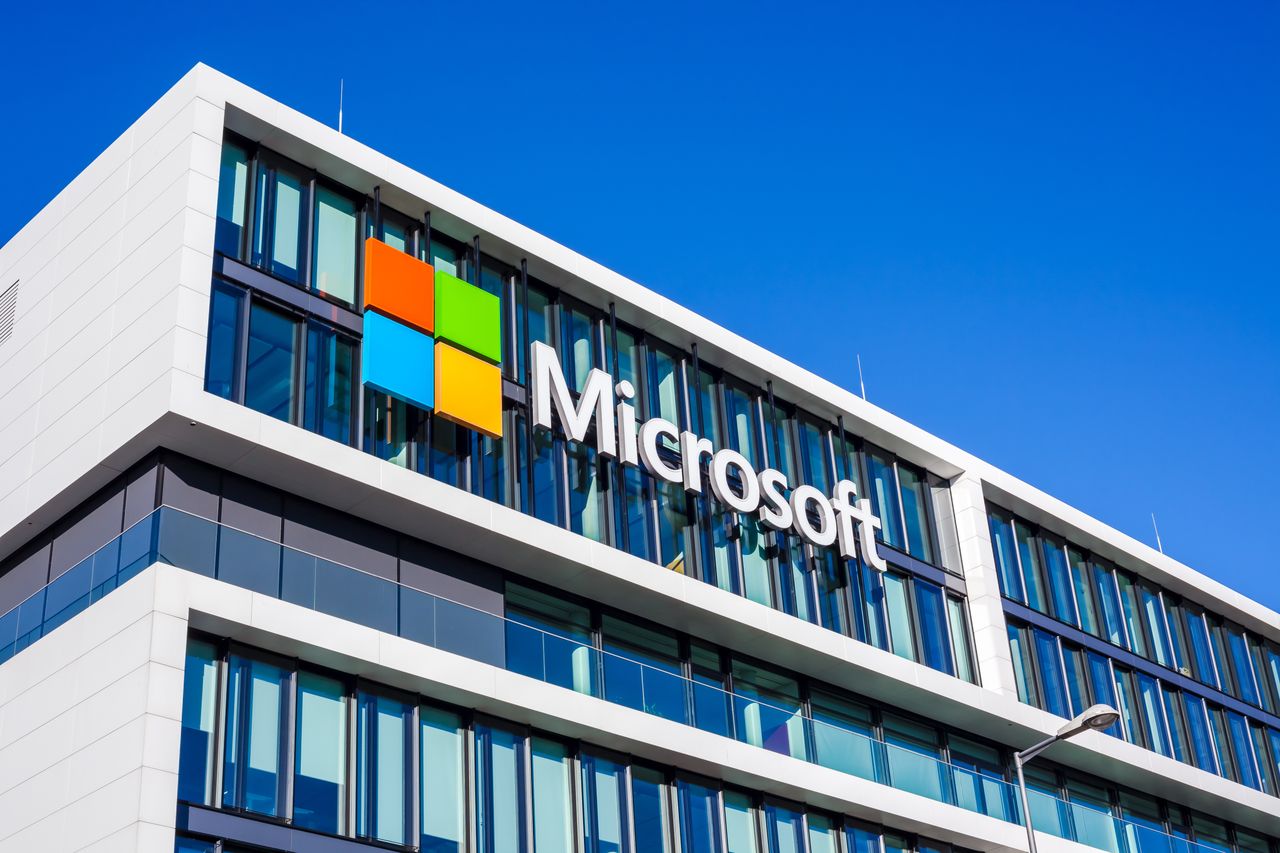 Microsoft znów zwalnia ludzi. Inwestuje miliardy w sztuczną inteligencję