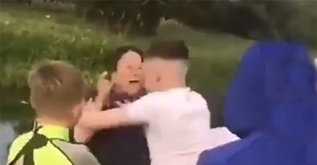 16-latkowie wepchnęli ją do wody. Odpowiedzą za rasizm