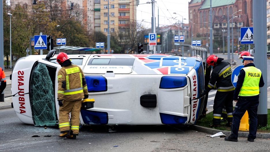 Szczecin. Wypadek na ul. Wyszyńskiego Uszkodzona karetka przewróciła się na bok