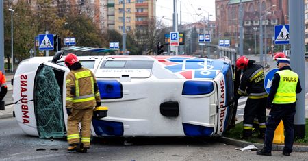 Karetka jechała pod prąd, kierowca Bolta był pijany. Kto winny wypadku?