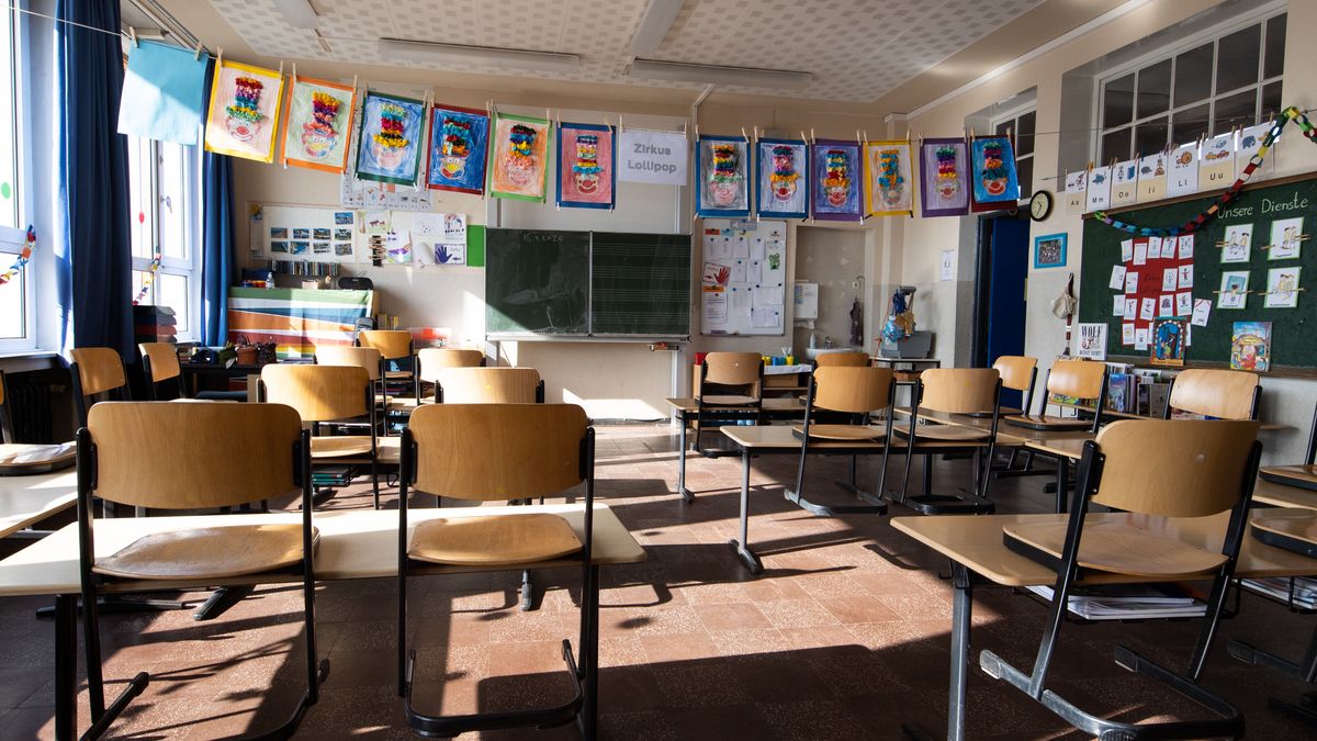 Schools Begin Closing Across Germany As Measures To Stem Coronavirus SpreadDINSLAKEN, GERMANY - MARCH 16:  An empty class room of an elementary school is pictured on the first day of the school's temporary closure as part of nationwide measures to stem the spread of the coronavirus on March 16, 2020 in Dinslaken, Germany. Schools, day care centers and universities are closing across Germany this week as the country grapples with the virus that so far has infected at least 5,800 people and killed 13. (Photo by Lars Baron/Getty Images)Lars Baronbestof, topix