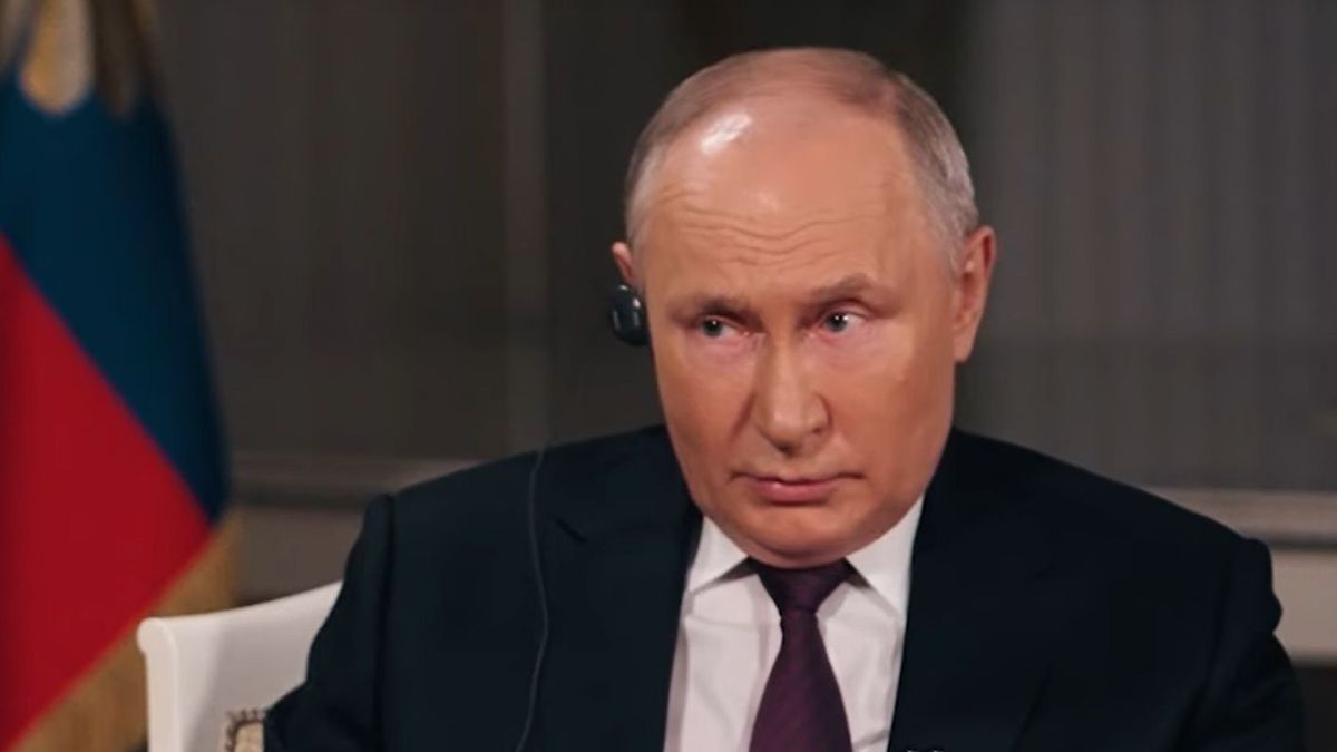 Putin udzielający wywiady amerykańskiemu dziennikarzowi Tuckerowi Carlsonowi.