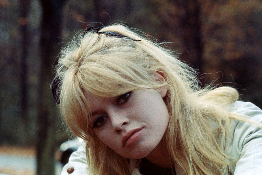 Brigitte Bardot w swobodnej grzywce na boki