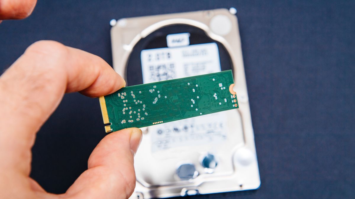 Człowiek z dyskiem NVMe z depositphotos