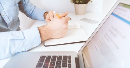 Uszkodził plecy na schodach urzędu. Od miesięcy walczy o odszkodowanie