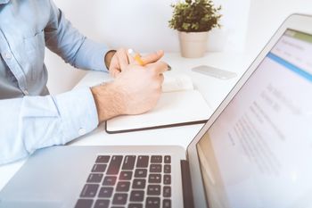 Uszkodził plecy na schodach urzędu. Od miesięcy walczy o odszkodowanie