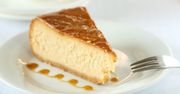 Przepis na sernik ze słoną masą karmelową. Zakochasz się w tym deserze