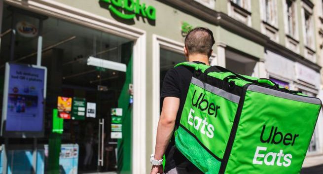 Uber Eats zaczyna współpracę z Żabką, będzie dostarczać zakupy w Warszawie i Poznaniu