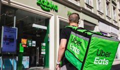 Uber Eats zaczyna współpracę z Żabką, będzie dostarczać zakupy w Warszawie i Poznaniu