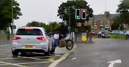 Wjechał motocyklem w bok samochodu. Wstał, otrzepał się i uciekł z miejsca wypadku