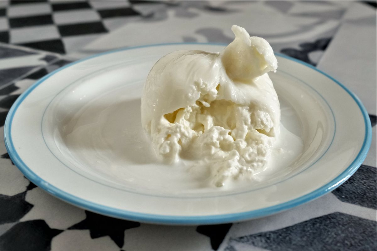 What's the difference between burrata and mozzarella?