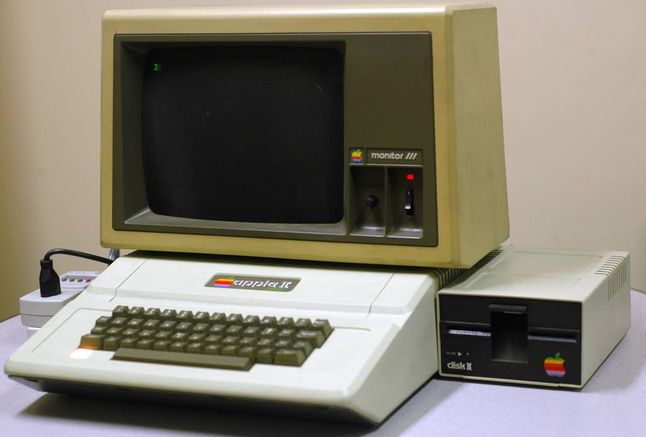 Apple II - gotowy do pracy zestaw (Fot. Columbia.edu)