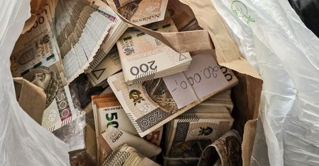 55-latka miała ukraść w gotówce 1 milion 400 tys. zł. Zatrzymano ją na stacji paliw