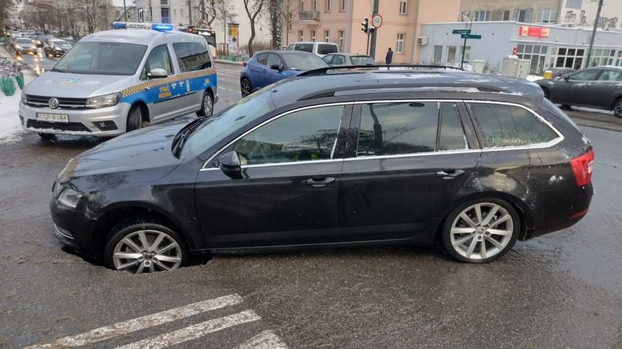 Pod autami w Sopocie zapadł się fragment jezdni/ fot. Policja 