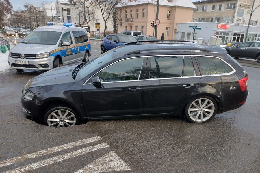 Pod autami w Sopocie zapadł się fragment jezdni/ fot. Policja 
