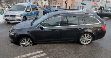 Pod samochodami zawaliła się jezdnia. Ruch został wstrzymany