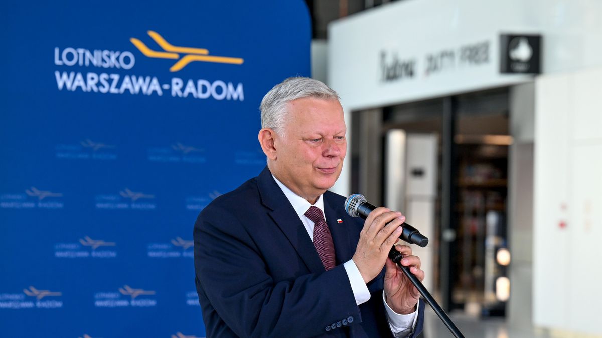 Radom, 10.10.2023. Poseł PiS Marek Suski podczas konferencji prasowej dotyczącej siatki połączeń w sezonie Zima'23/24 z Lotniska Warszawa-Radom, 10 bm. (ad) PAP/Piotr Polak