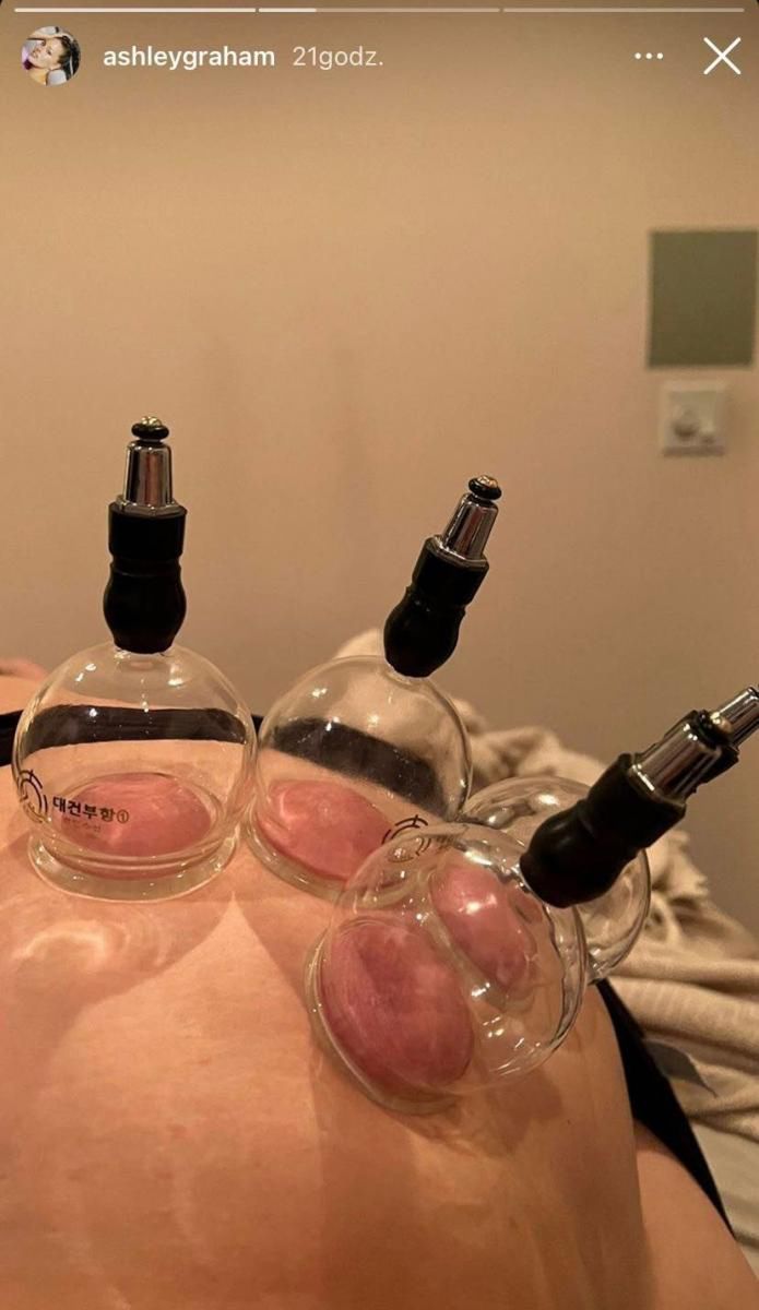 Ashley Graham nawet w ciąży nie rezygnuje ze stawiania baniek