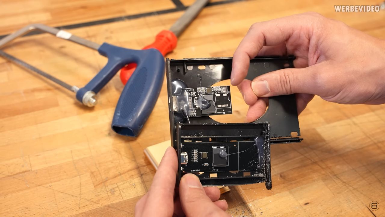 W środku podrabianego dysku SSD umieszczono prosty adapter z kartą pamięci microSD