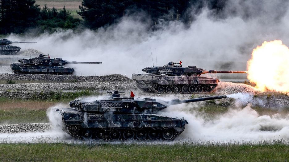 Meeting of NATO Heads of State and Government in Brussels
epa06877608 (FILE) - German Army's 'Leopard 2A6' tanks stand on their positions a fire rounds while participating in the 'Strong Europe' Tank Challenge 2018 at the military training area in Grafenwoehr, Germany, 08 June 2018 (reissued 10 July 2018). NATO member countries' heads of states and governments (Belgium, Canada, Denmark, France, Iceland, Italy, Luxembourg, the Netherlands, Norway, Portugal, Britain and the United States) will gather in Brussels, Belgium on 11 and 12 July 2018 for a two days meeting.  EPA/FILIP SINGER *** Local Caption *** 54392757 
Dostawca: PAP/EPA.
FILIP SINGER